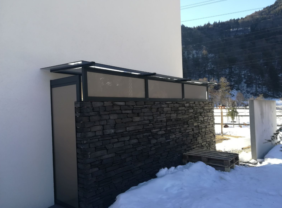 Überdachung aus verzinktem Stahl