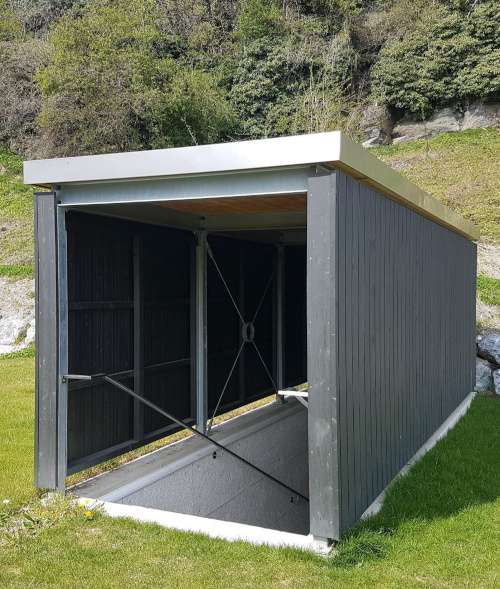 Überdachung eines Zugangs zu einer privaten Tiefgarage