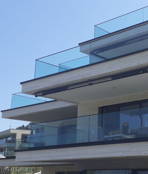 Mehrfamilienhaus mit VSG-Geländer und Handläufe aus Edelstahl. 