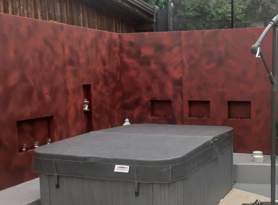 Roststahlzaun mit markanter roter Oberfläche