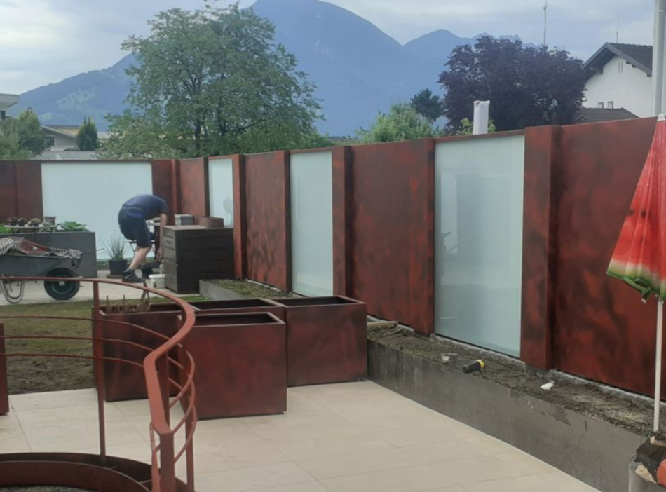 Zaun aus beschichtetem Stahl und Glas