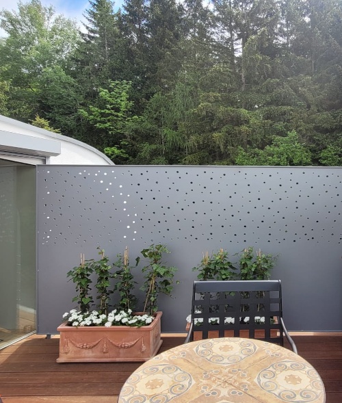 Sichtschutz bei einem Mehrfamilienhaus - Terrassenabtrennung