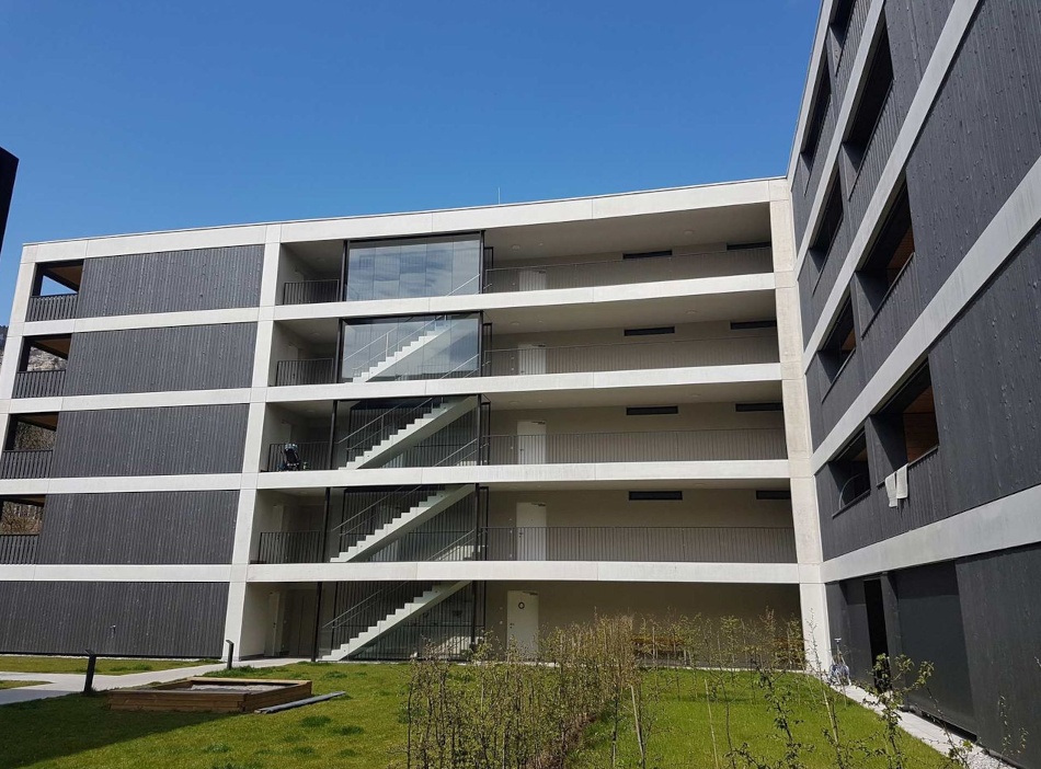 Mehrstöckiges Geländer aus Edelstahl mit Glasfassade