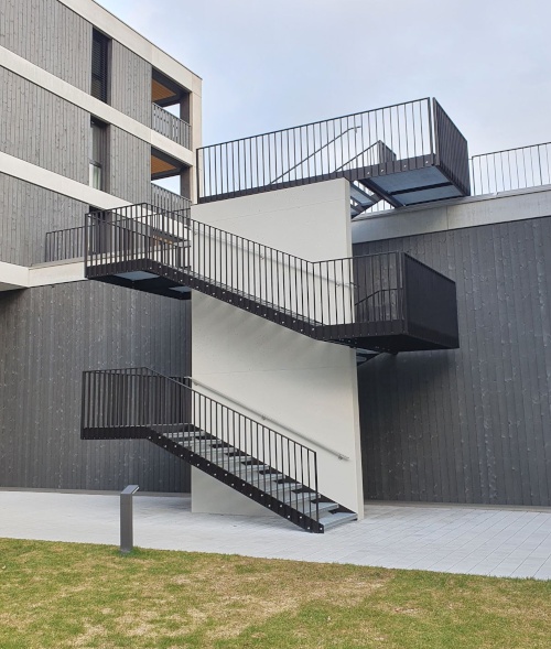 Treppenturm mit Geländer aus verzinktem und beschichtetem Stahl