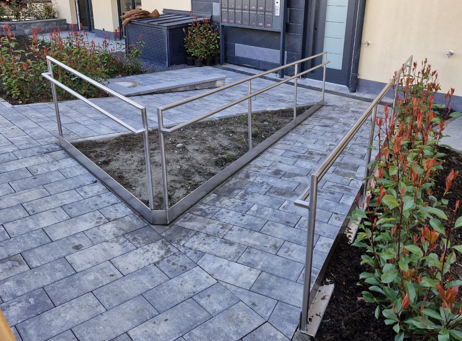 Hauseingang mit Rollstuhlrampe