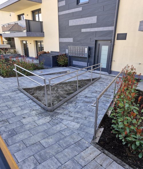 Rollstuhl tauglicher Wohnungszugang mit Edelstahl-Handlauf