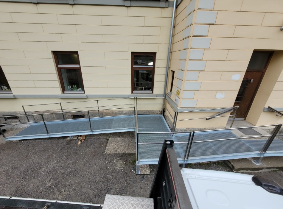 Rollstuhlrampe aus Edel- und Beschichtetem Stahl
